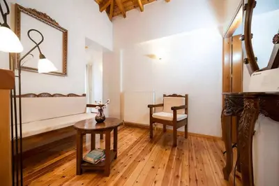 a living room with a table and a chair at Villa Kirke in Próvarma