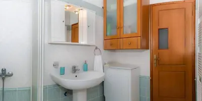 a bathroom with a sink and a toilet and a mirror at Villa Kirke in Próvarma