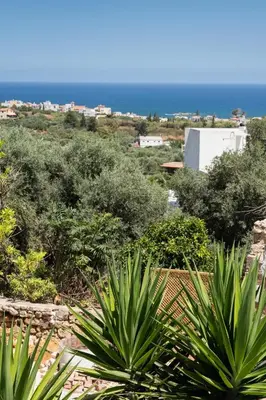 a view of the ocean from a house with plants at Beit Petra in Daratso