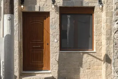 a building with a wooden door and a window at Mezoneta 