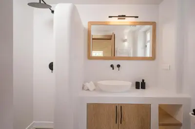 a bathroom with a white sink and a mirror at Villa Everlong in Vamos