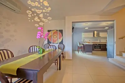a dining room and kitchen with a table and chairs at Cabanavillas Casablanca by PosarelliVillas in Plaka