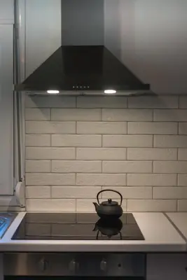 a tea pot sitting on top of a stove at jAne's house in Ravdhoúkha