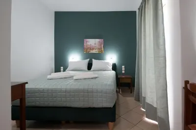 a bedroom with a bed with a blue wall at Mari Helen in Kamisianá