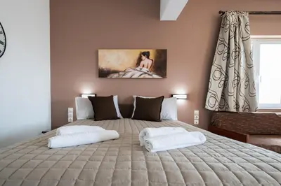 a bedroom with a large bed with two white pillows at Mari Helen in Kamisianá
