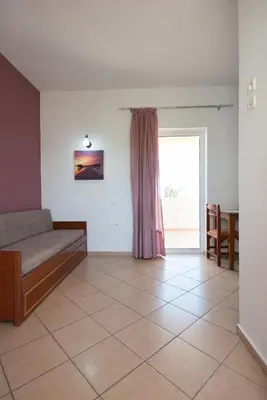 a living room with a bed and a window at Mari Helen in Kamisianá