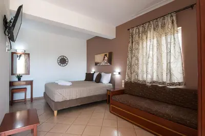 a hotel room with a bed and a window at Mari Helen in Kamisianá