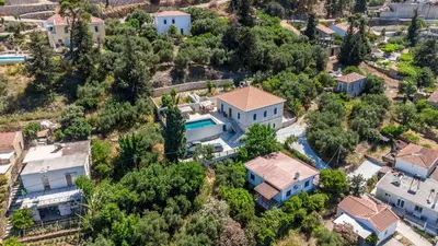 an aerial view of a house with a yard at Villa Remedio in Néon Khoríon