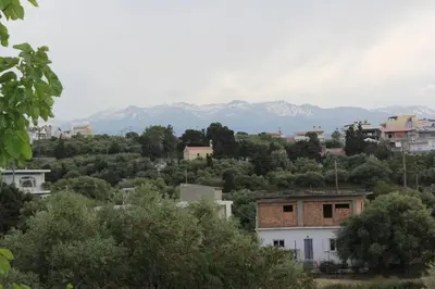 a view of a city with mountains in the background at Άνετο και πολυτελές οροφοδιαμέρισμα 2 in Chania Town