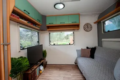 a living room with a couch and a tv at Onar Camper in Liyidhés