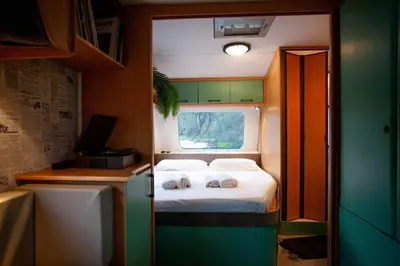a small room with a bed with towels on it at Onar Camper in Liyidhés