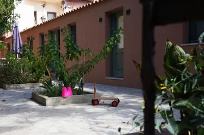 a small wooden wagon in front of a building at Lindas Convent Garden Home 2 in Chania Town