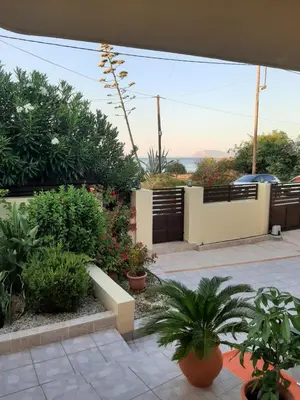 a garden with potted plants and a fence at Eleni's Σπίτι μπροστά στη θάλασσα in Daratso